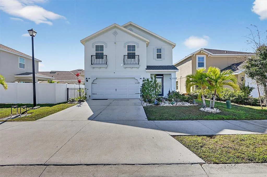5 bed, 3.0 bath, 2520 sqft, $2,850 — Photo 2