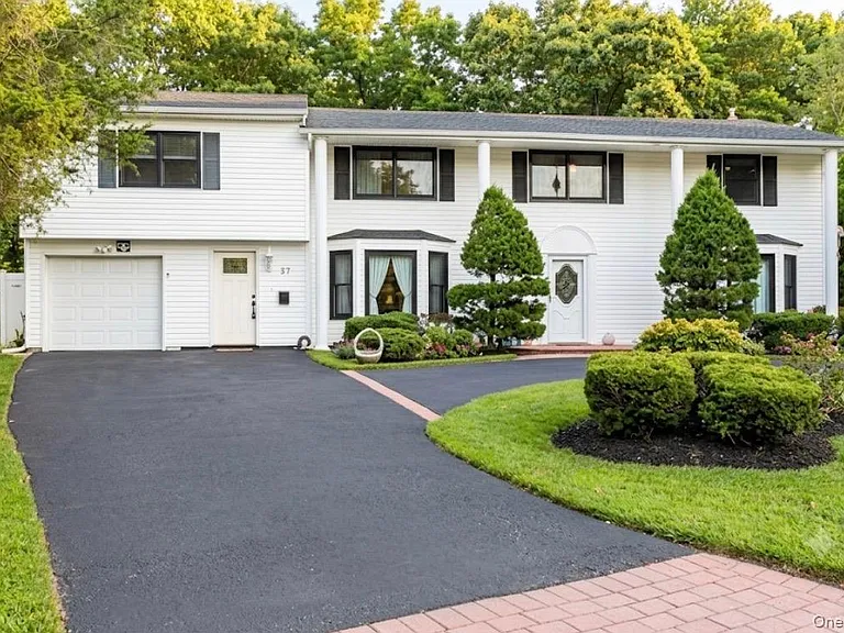 27 Stuart Dr — Photo 1