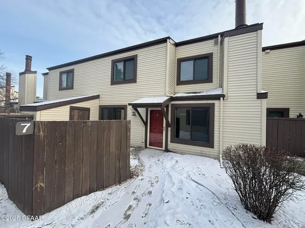 1015 N 39th St APT B7, Grand Forks, ND 58203