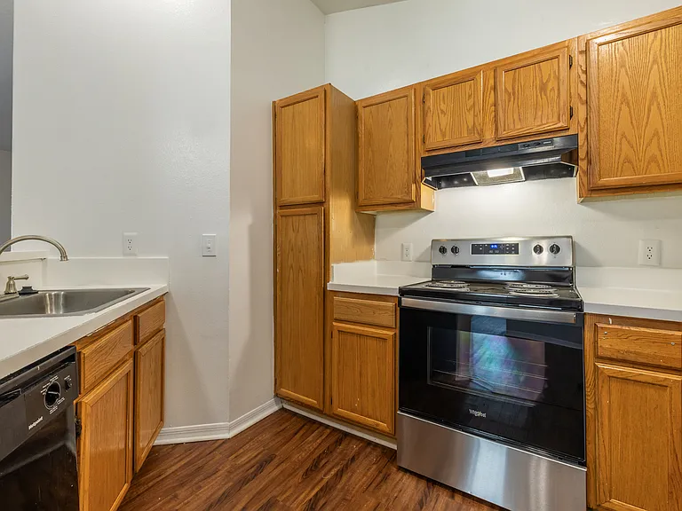 Royal Point Apartments — Photo 34