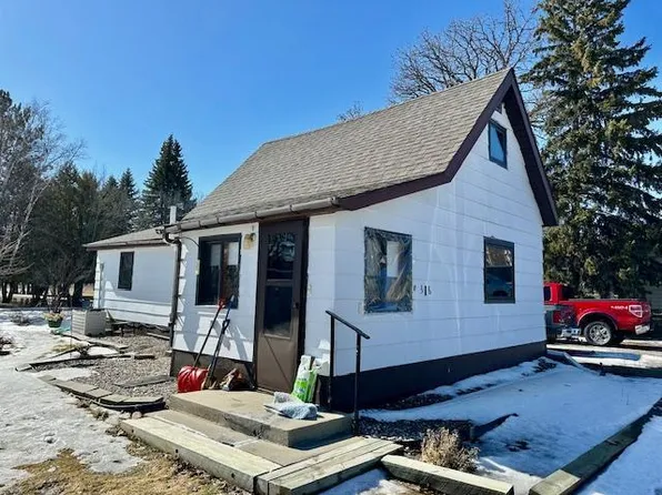 316 Lake St NW, Warroad, MN 56763