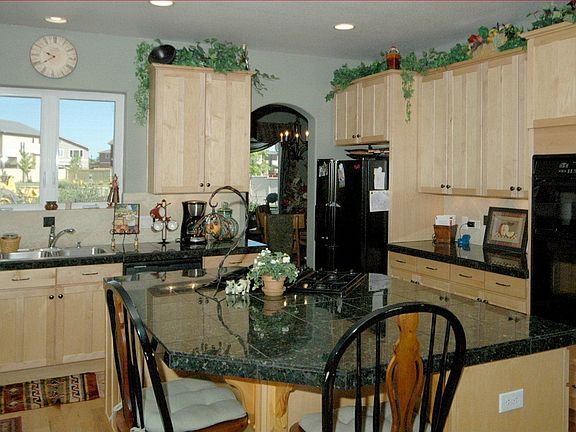 Kitchen Island - Maple Cabinets 