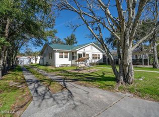 145 Bay View Ct, Bay Saint Louis, MS 39520