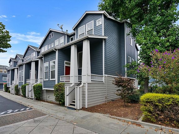 3rd image of 692 Mesa Cir