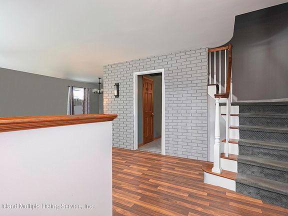 4th image of 993 Stafford Ave