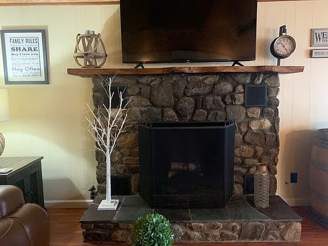 4 bed, 2400 sqft, $2,500 — Photo 4