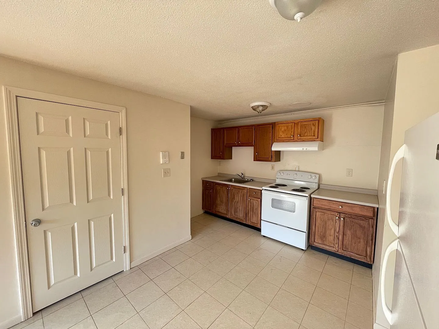 2 bed, 1.0 bath, 669 sqft, $1,650 — Photo 2