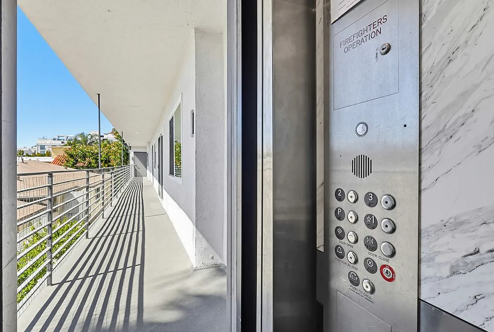 927 San Vicente Blvd — Photo 3