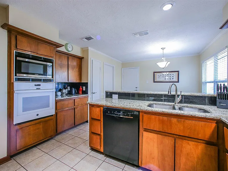 9511 Sharpcrest St — Photo 12