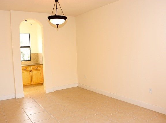 4th image of 3062 Glenridge Cir