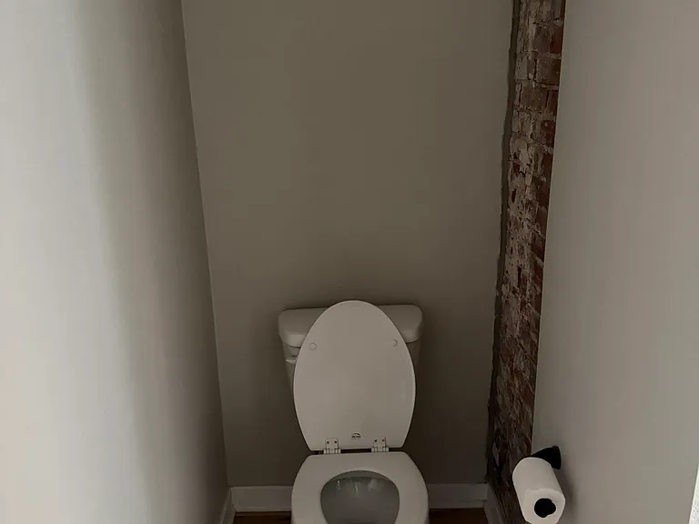 812 Broadway St — Photo 5