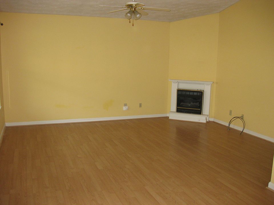 Living room with Gas Firepla