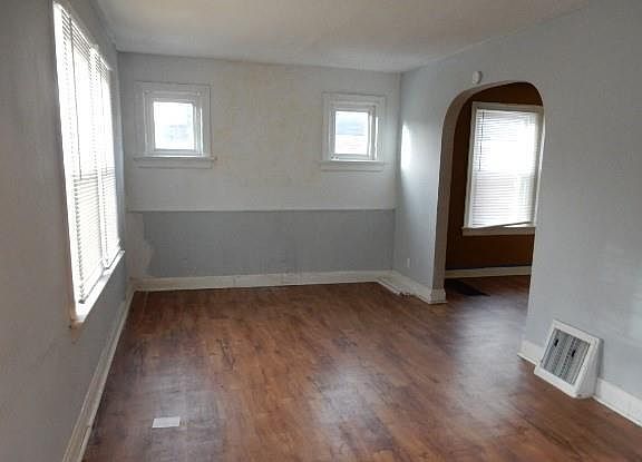 5th image of 9 S Hartnett Ave