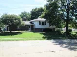 4215 Amesbury Dr, Bettendorf, IA 52722