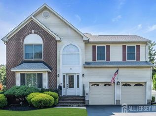 6 Vail Dr, Matawan, NJ 07747