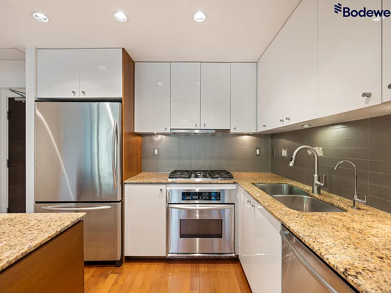 1005 Beach Ave — Photo 2