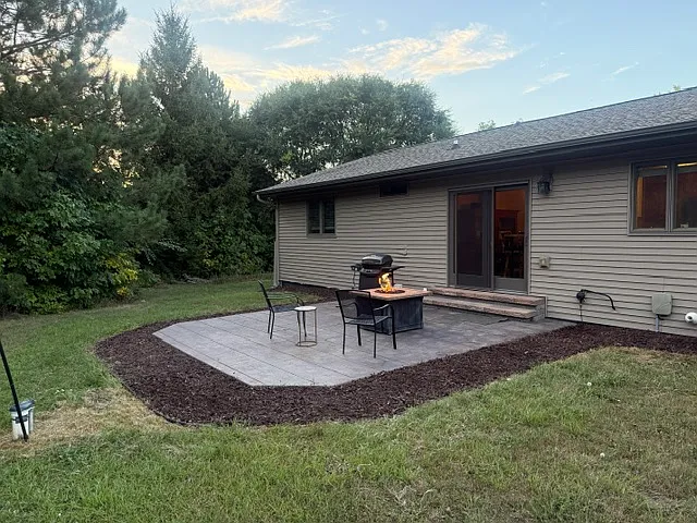 3 bed, 1.5 bath, 1344 sqft, $2,000 — Photo 2