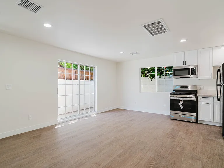 17908 Califa St — Photo 40