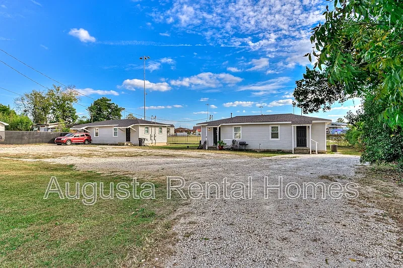2 bed, 1.0 bath, 650 sqft, $965 — Photo 2