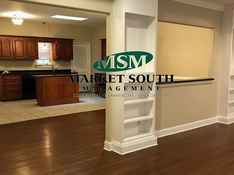 114 Live Oak St — Photo 2