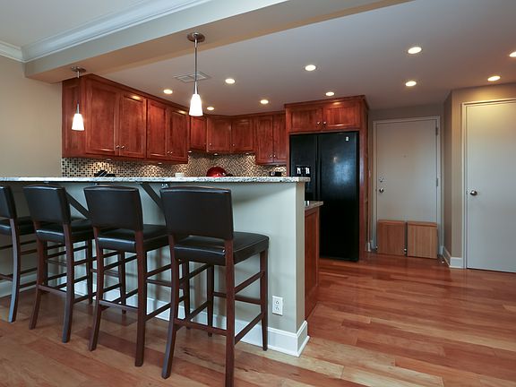 4th image of 221 W 48th St APT 2005