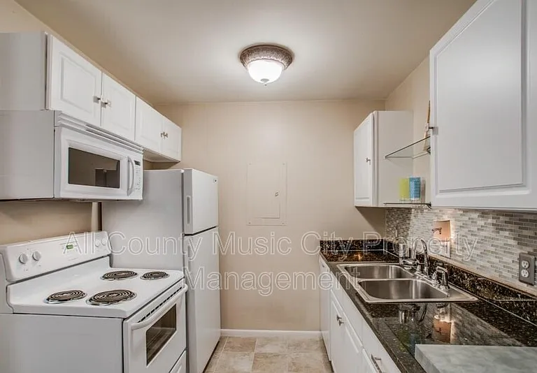 2134 Fairfax Ave #C13 — Photo 15