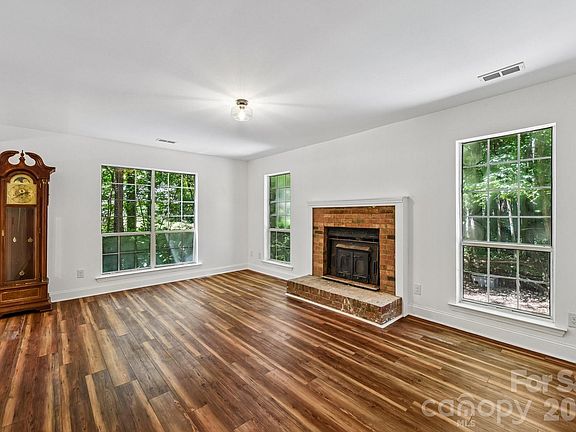 5th image of 103 Worden Ct
