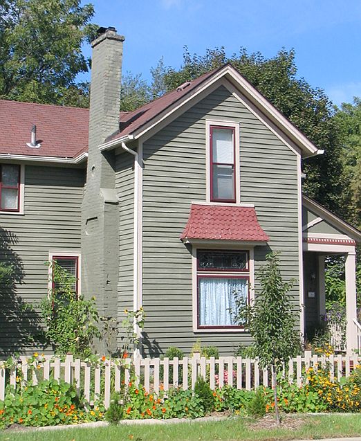 In historic district-walk to coffee shops, restaurants, park