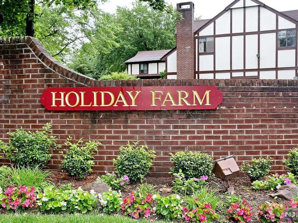 1st image of 60 Holiday Ct