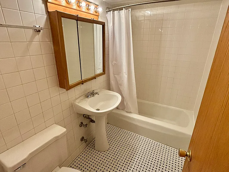2340 N Commonwealth Ave — Photo 28