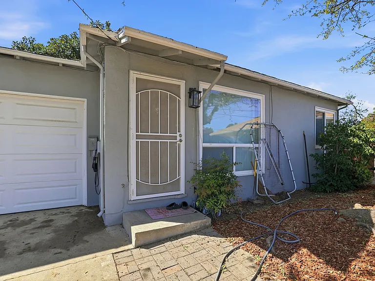 113 Nancy Ct — Photo 3