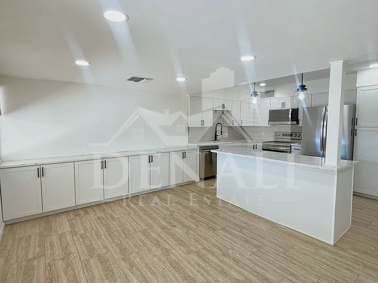 2401 E Meadowbrook Ave — Photo 12