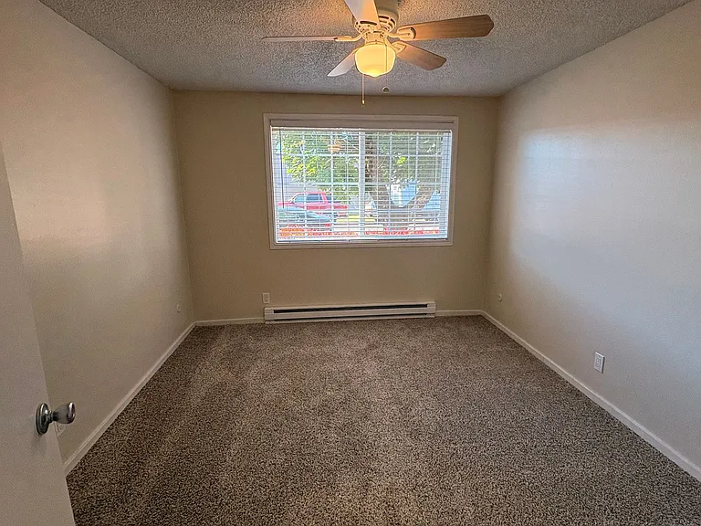 C2402 - Maple Court Apartments — Photo 32