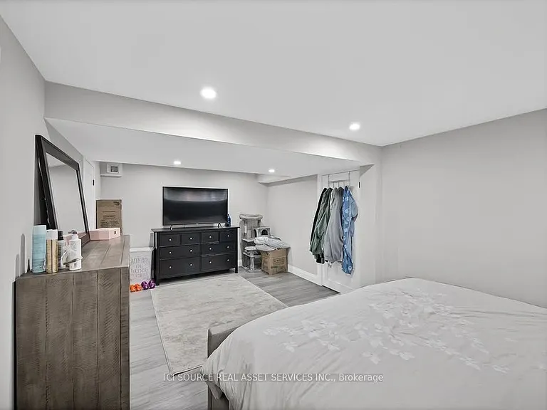 493 Queen Victoria Dr #B — Photo 16