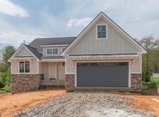 25 Willow Bend Dr, Candler, NC 28715