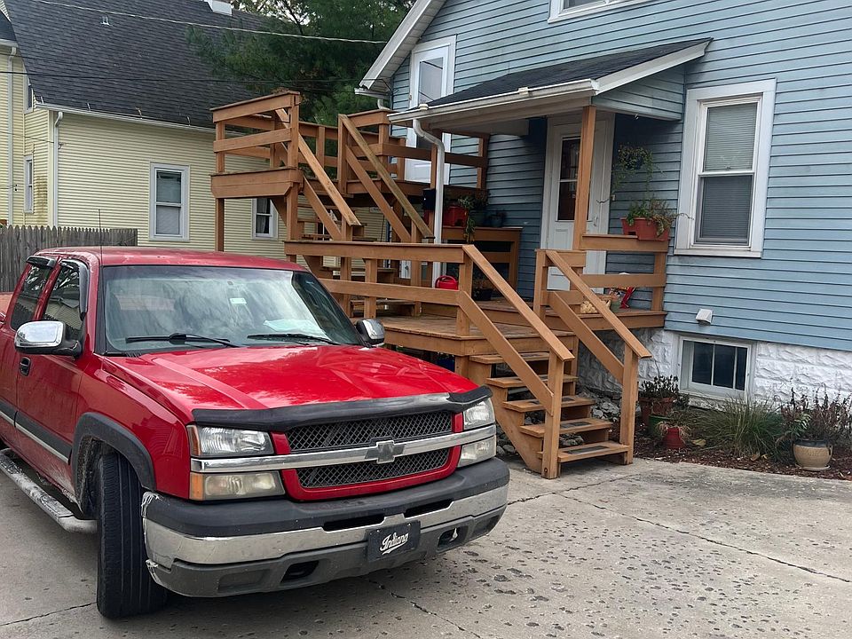 Well maintained back porch.