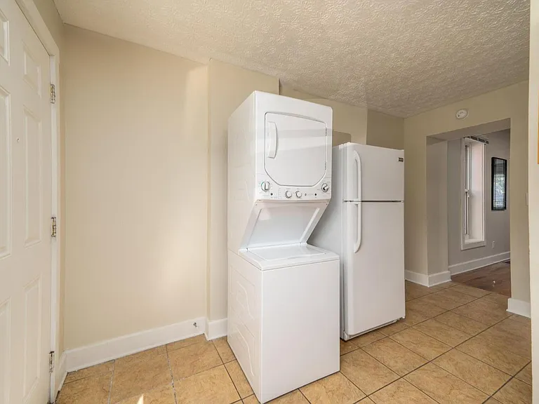 1363 Indianola Ave — Photo 11