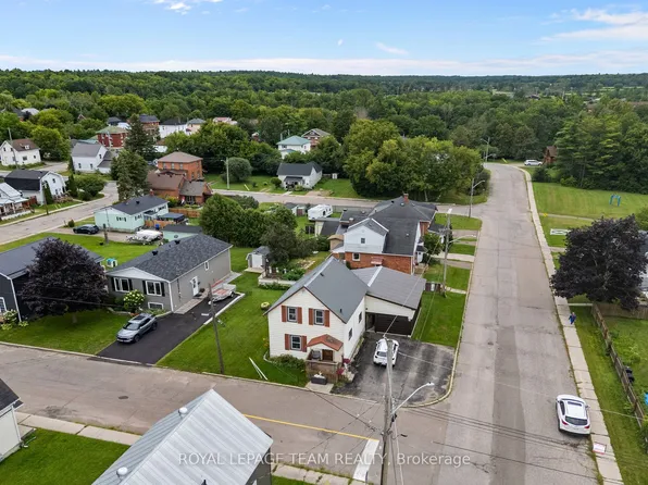 80 Bank St S, Renfrew, ON K7V 2E6