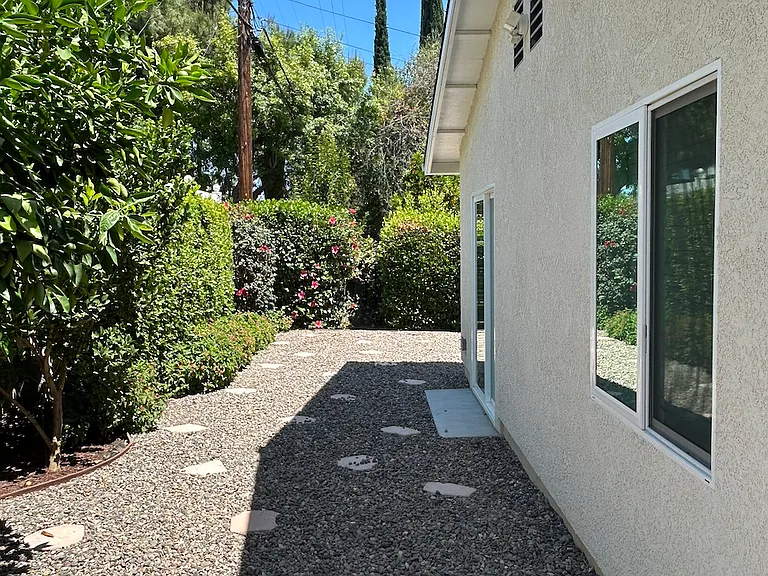 5051 Enfield Ave — Photo 14