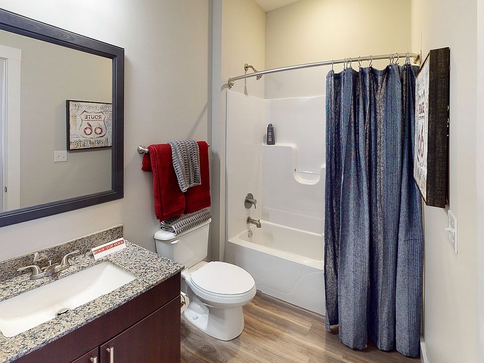 The-Quarters-Bloomington-4-BED-4-BATH-Bathroom-3