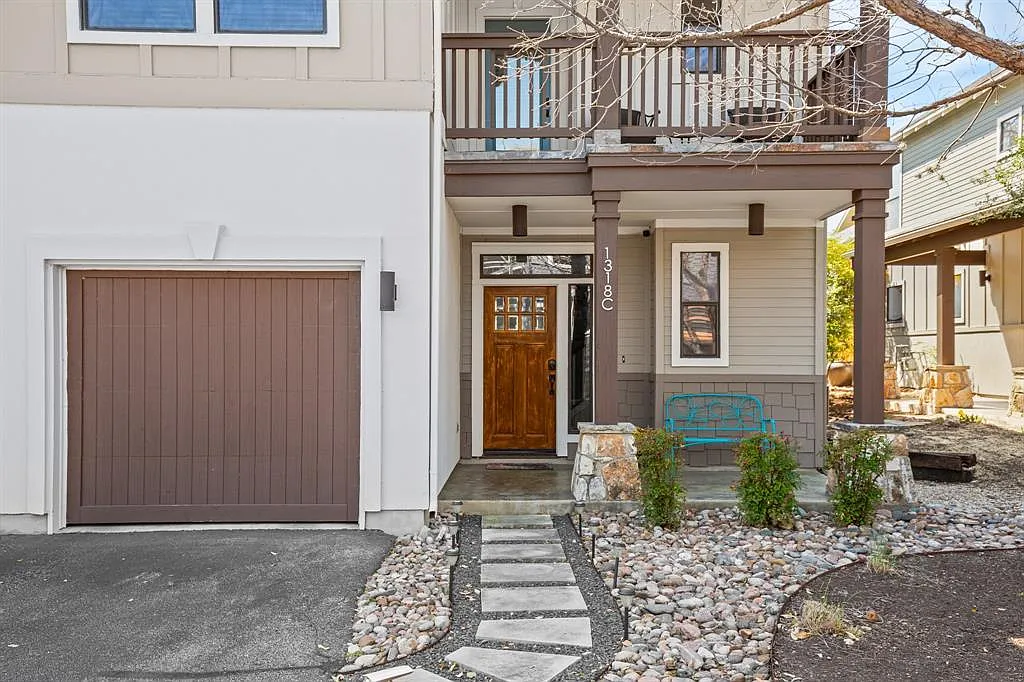 2 bed, 2.5 bath, 1401 sqft, $5,200 — Photo 3