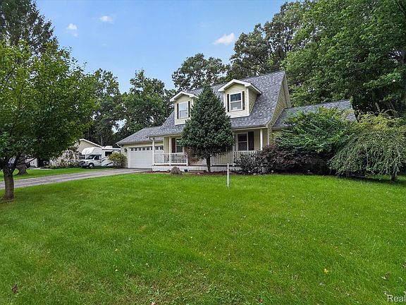 4th image of 6974 Surrey Ln