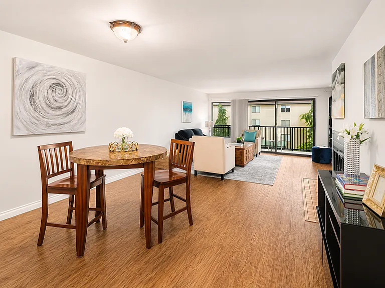 500 W Roy St #W103 — Photo 3