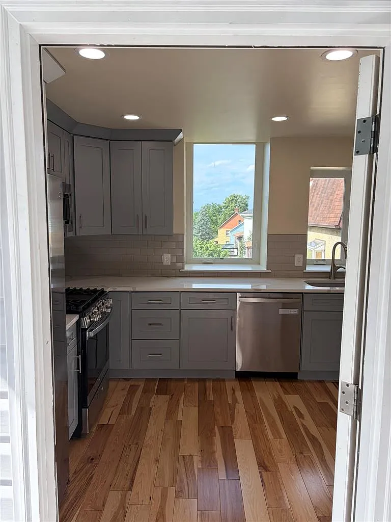 3 bed, 2.0 bath, 1068 sqft, $2,250 — Photo 4