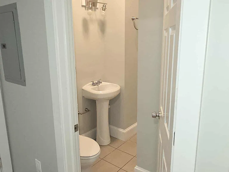 311 W 6th St #2 — Photo 7