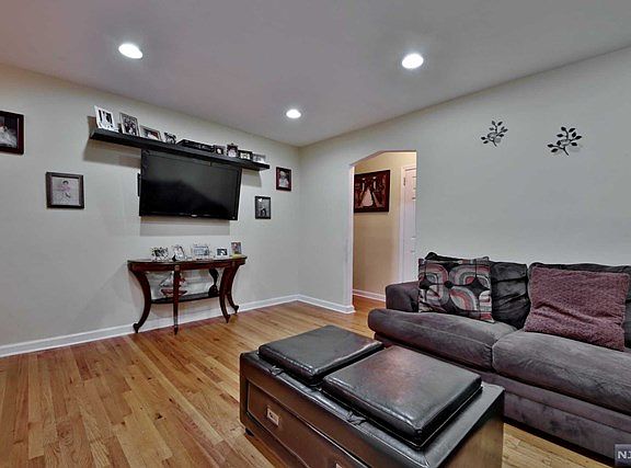 2nd image of 16-32 Eberlin Dr