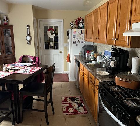2nd image of 1022 E Leonard St
