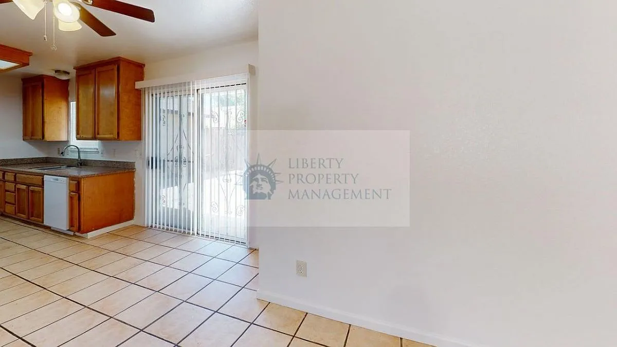 3 bed, 1060 sqft, $1,995 — Photo 4