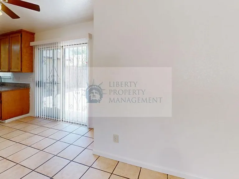 2020 Peggy Ln — Photo 4