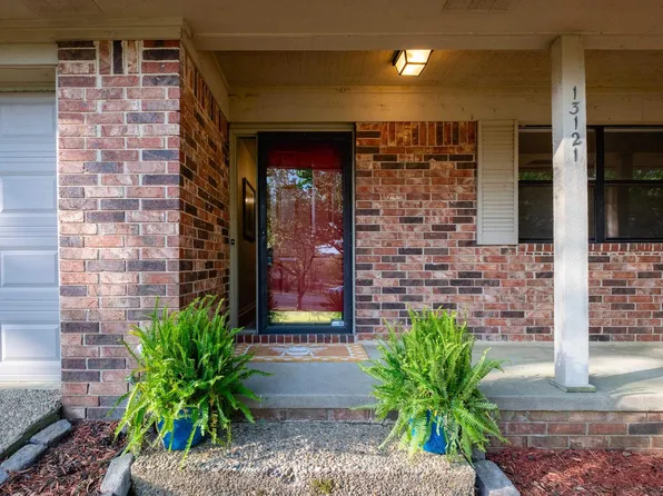 13121 Pleasant Forest Dr, Little Rock, AR 72212